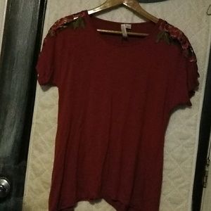 Shirt with Roses on the shoulders